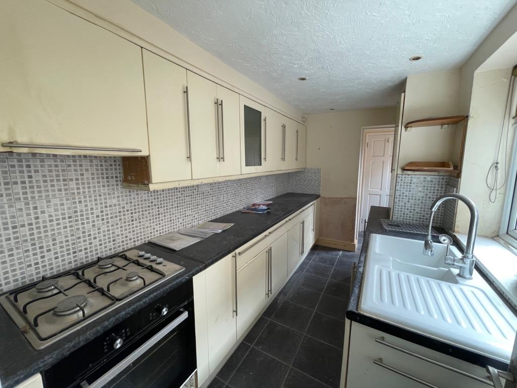 Lot: 43 - THREE-BEDROOM SEMI-DETACHED HOUSE FOR IMPROVEMENT - Kitchen with gas hob and side window